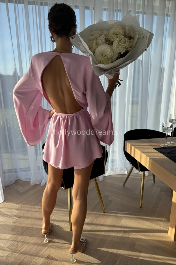 Różowy sukienko-kombinezon szyfonowy z wyciętymi plecami CARMEN 19,09