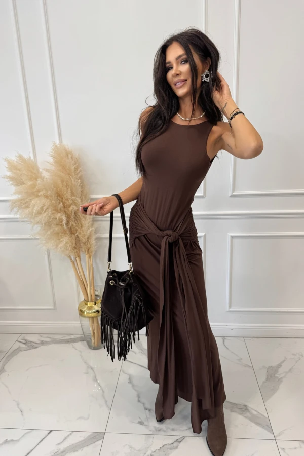 Sukienka maxi na ramiączkach z wiązaniem i marszczeniem czekoladowa TINA
