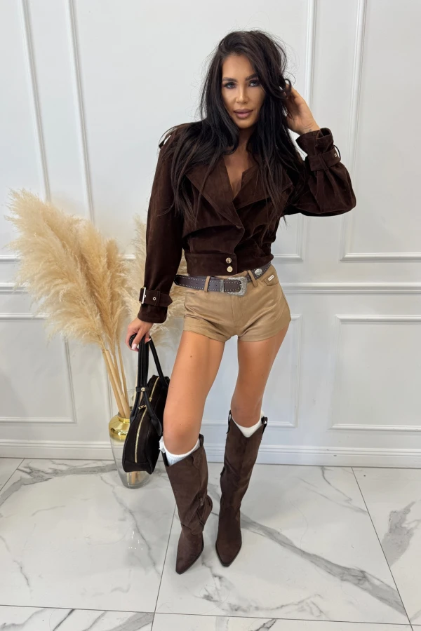 Beżowe krótkie spodenki zamszowe z ozdobnym paskiem FERRO 09