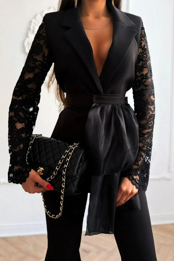 Czarna marynarka z koronkowymi rękawami i eleganckim żabotem Miranda 173