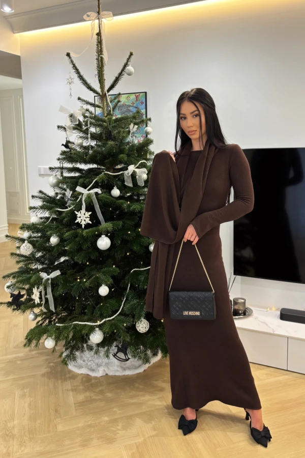 Brązowa sukienka maxi sweterkowa z długim rękawem i wyciętymi plecami + szal MIRABEL 161