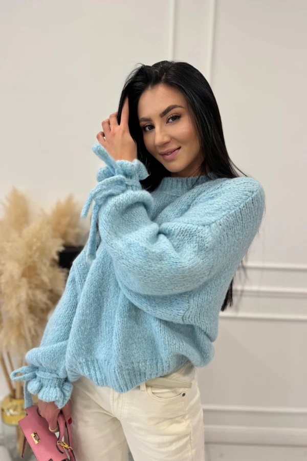 Błękitny sweter z wiązaniem na rękawie Sophia 02