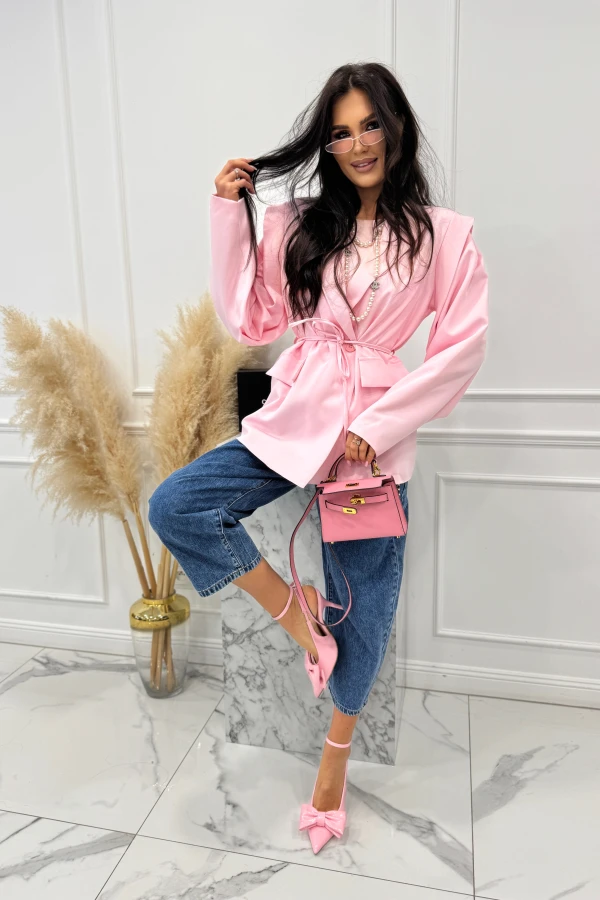 Pudrowo różowa marynarka z guzikiem i wiązaniem w tali MIA 17