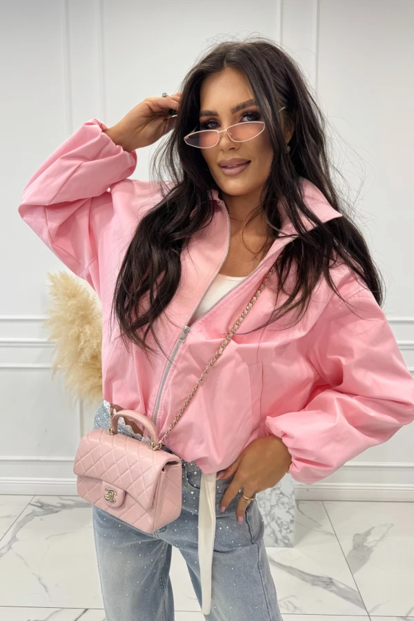 Pudrowa kurtka bomberka z ściągaczem na dole i rękawach Izabel